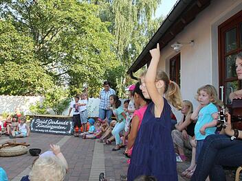 Eine kleine Andacht gestern Morgen sollte den Kindern des Paul-Gerhard-Kindergartens Mut machen. Viel ist nicht übrig geblieben von ihrer Kita: Das alte Schild aus dem Eingangsbereich ist unversehrt geblieben, ebenso eine Klangschale und das Kreuz in der Bildmitte. Foto: Silvia Vießmann