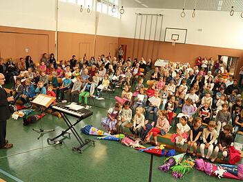 Am ersten Schultag in Pinzberg versammelte sich die große Schulfamilie in der Turnhalle. Foto: Franz Galster