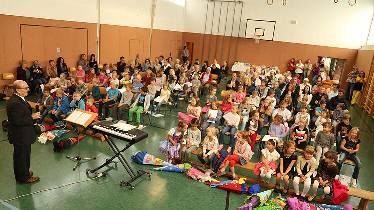 Am ersten Schultag in Pinzberg versammelte sich die große Schulfamilie in der Turnhalle. Foto: Franz Galster
