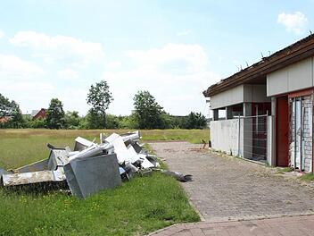 Auf dem Adelsdorfer Schulsportgelände sind die Abrissarbeiten am Umkleide- und Gerätehaus angelaufen. Foto: Andreas Dorsch