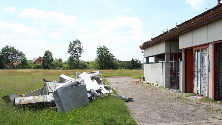 Auf dem Adelsdorfer Schulsportgelände sind die Abrissarbeiten am Umkleide- und Gerätehaus angelaufen. Foto: Andreas Dorsch