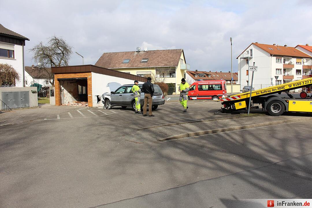 Senior auf Abwegen: Mehrere Autos und dann Wand gerammt - Geländewagen schießt durch geschlossenes Garagentor - Feuerwehr muss Schwerverletzten befreien