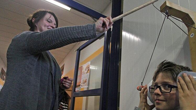 Elias ist mit seiner Mama an einer der Stationen. Es geht um das Gehör und den Schall, was aber genau herausgefunden werden soll, steht nirgendwo geschrieben.  Fotos: Michael Busch