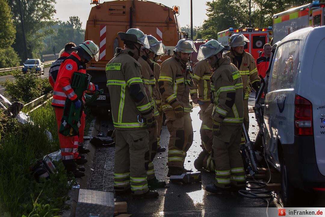 Schwerer Unfall in Fürth: Kleintransporter kracht in Kehrfahrzeug