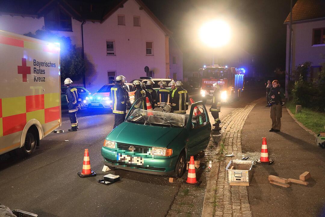 Schwerer Unfall in Hallstadt - Fahrer flieht