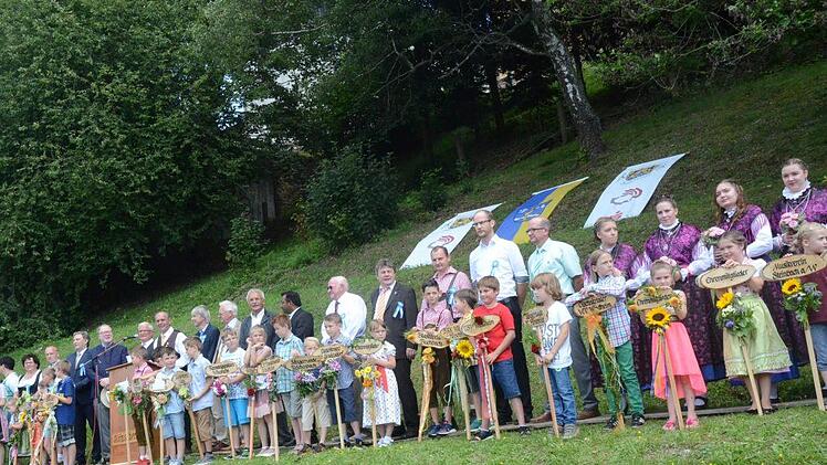 Offizielle Begrüßung auf dem Festplatz durch 1. Vorsitzenden Manfred Fehn am Rednerpult. Links neben ihn Bernhard Zipfel (Vorsitzender Sängergruppe Frankenwald), MdB Hans Michelbach, Schirmherr Landrat Klaus Löffler, Bürgermeister Thomas Löffler. Rechts von Fehn, Regierungsvizepräsident von Oberfranken, Thomas Engel, Peter Jacobi (Präsident FSB), Günter Freitag (Sängerkreisvorsitzender) mit weiteren Ehrengästen und den Jungs und Mädels die Schilder beim Festzug getragen haben.  Foto: Karl-He...