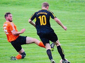 Zweikampf am Männerhölzlein: Wollbachs Timo Trost gegen Römershags Alexander Melser.Sebastian Schmitt