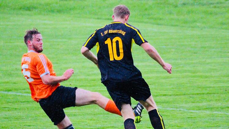 Zweikampf am Männerhölzlein: Wollbachs Timo Trost gegen Römershags Alexander Melser.Sebastian Schmitt