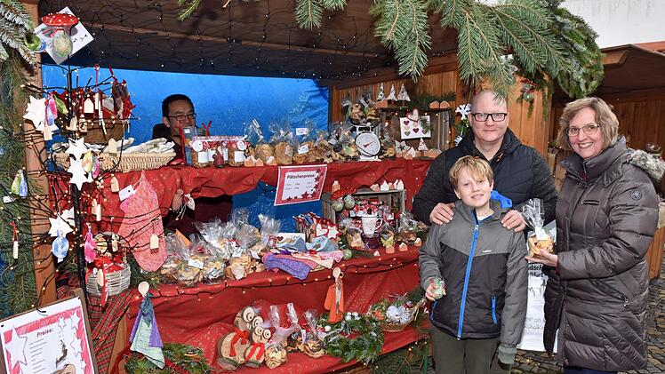 Mitglieder des Fördervereins und des Elternbeirats der Grundschule Haßfurt hatten mit Schülern fleißig gebacken und gebastelt und verkauften ihre Waren beim Nikolausmarkt in Haßfurt. Mit im Bild Rektorin Gisela Schott (rechts) und Yiding Chang vom Elternbeirat (links).