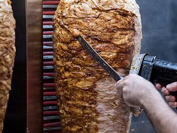 Direkt mit dem scharfen Messer vom Dönerspieß geschnitten, wer kann da schon widerstehen? Die Leser von inFranken.de haben uns ihre besten Döner-Läden in Franken mitgeteilt.  Foto: Sven Hoppe/dpa