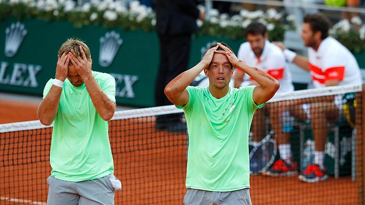 Konnten ihr Glück kaum fassen: Kevin Krawietz (links) und Andreas Mies kurz nach ihrem großen Triumph in Paris.  Fotos: Pavel Golovkin/AP/dpa
