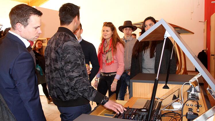 Schreinermeisterschüler bei der Präsentation ihrer Meisterstücke wie hier einem Musikschrank mit neuesten technischen EinbautenFoto: Günther Geiling