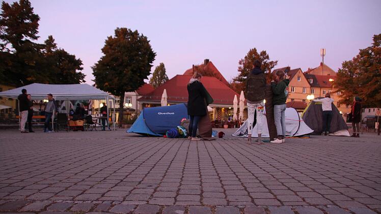 Bei der Mahnwache blieben einige aus der FFF-Forchheim-Gruppe über Nacht. Foto: Mirjam Stumpf