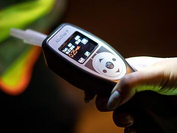 Betrunkener Fahrer schl&auml;ft im Kreis Coburg nach Unfall ein