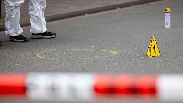 Markierungen der Spurensicherung auf dem Boden