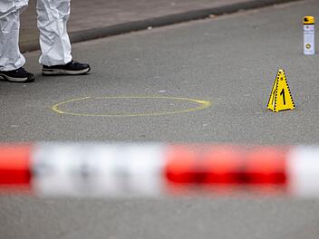 Markierungen der Spurensicherung auf dem Boden