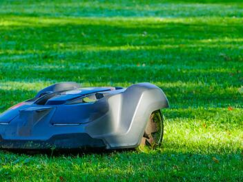 Garten, Gartenarbeit, Rasenmähroboter, Mähroboter, Rasen, Wiese, Gartenpflege, Pflege