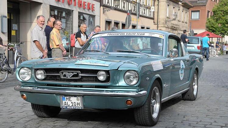 Pferdestärken genug sitzen unter den Haube des amerikanischen Ford-Mustang-Klassikers.