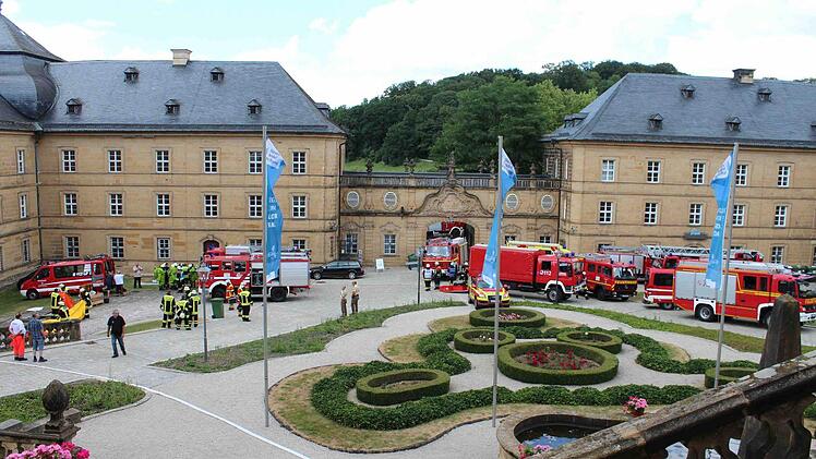 Im Innenhof reihten sich die Feuerwehrfahrzeuge aneinander.