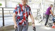 Margarete Wagner übt im Parcours das Kurvenfahren.