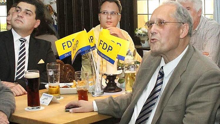 Ein langes und ernüchterndes "Oh": So die Reaktion vom FDP-Kreisvorsitzenden Ulrich Herbert (rechts), als um 18 Uhr die ersten Prognosen über die Fernsehbildschirme im Münchner Hofbräu liefen und bei den Liberalen nur 4,7 Prozent standen. Auch Jens-Uwe Peter (hinten links) schaute enttäuscht. Foto: Thomas Heuchling