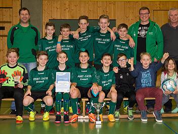 Der TSV Neukenroth ist neuer Hallenkreismeister der D-Junioren. Mit im Bild die Betreuer Klaus Beranek und Patrick Schmitt sowie Kreisjugendleiter Michael Deuerling.  Fotos: Heinrich Weiß