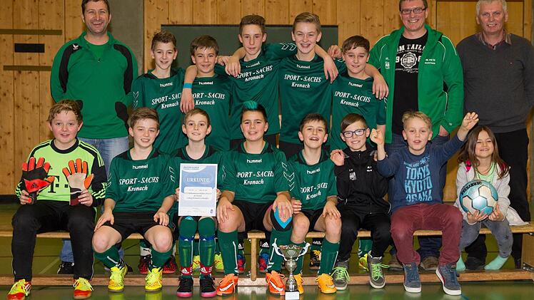 Der TSV Neukenroth ist neuer Hallenkreismeister der D-Junioren. Mit im Bild die Betreuer Klaus Beranek und Patrick Schmitt sowie Kreisjugendleiter Michael Deuerling.  Fotos: Heinrich Weiß