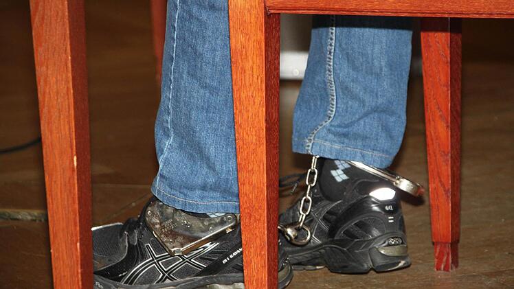 Der Angeklagte trägt während des Prozesses Fußfesseln. Foto: Stephan Tiroch