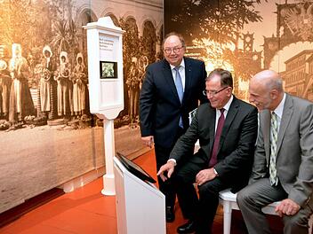 Kulturreferent Peter Weidisch (von links), Bezirkstagspräsident Erwin Dotzel und Oberbürgermeister Kay Blankenburg zeigen sich begeistert über die neue Abteilung "Weltbad Bad Kissingen". Foto: Peter Rauch
