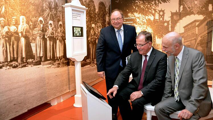 Kulturreferent Peter Weidisch (von links), Bezirkstagspräsident Erwin Dotzel und Oberbürgermeister Kay Blankenburg zeigen sich begeistert über die neue Abteilung "Weltbad Bad Kissingen". Foto: Peter Rauch