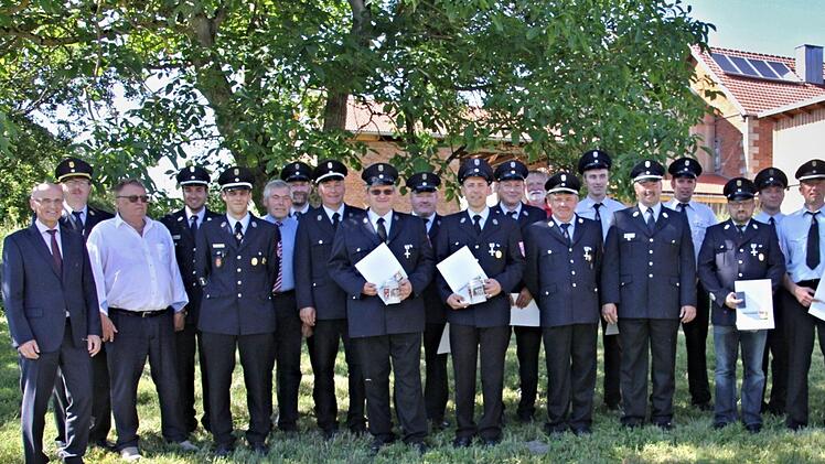 Geehrte und Ehrende beim 125. Gründungsfest und Gemeindefeuerwehrtag der Gemeinde Rentweinsdorf in Losbergsgereuth mit (von links): Landrat Wilhelm Schneider, KBR Ralf Dressel, Bürgermeister Willi Sendelbeck, KBM Jonas Ludewig, Feuerwehrreferent Willi Andres (Sechster von links), Kommandant Thomas Lochner (Zwölfter von rechts), KBM Ralph Morgenroth (Zehnter von rechts) und KBI Thomas Habermann (Vierter von rechts Fotos: Helmut Will