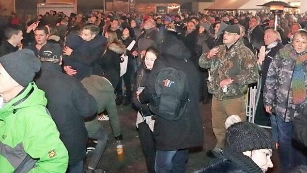 Bei den beiden bisherigen Silvesterpartys des Teams "Pro Spaß" in Adelsdorf strömten die Massen. Fotos: Johanna Blum