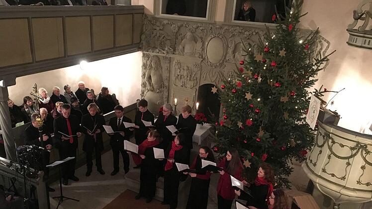 Stimmungsvoll: Ein Projektchor mit Sängern aus der Region Coburg, aus Thüringen, Sachsen und Sachsen-Anhalt gestaltete ein Konzert in Niederfüllbach.Foto: Jochen Berger