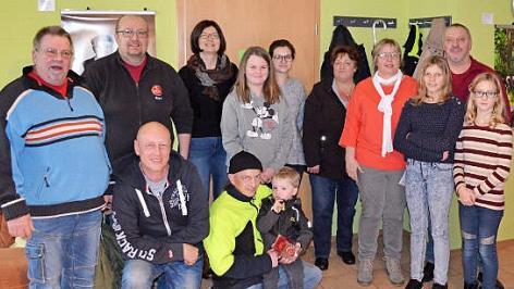 Die Preisträger der beiden Luftballonwettbewerbe des FCN Fanclubs mit dem Sieger Bernd Bischoff (kniend links) und Vorsitzendem Alexander Lamm (hinten zweiter von links)  Foto: Thomas Micheel