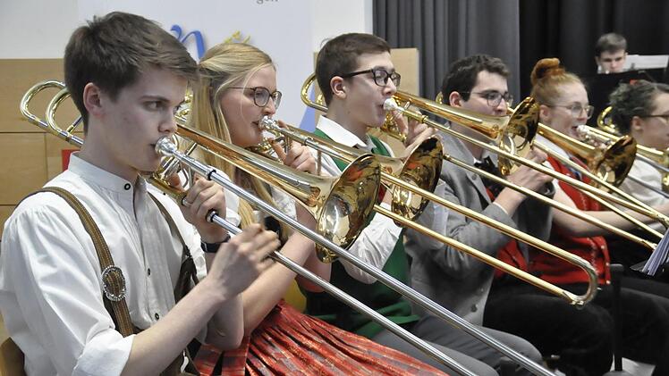 Mit einem mitreißenden Konzert begeisterten 71 Musiker des KJBO aus 31 Musikvereinen   die Zuhörer in der Steinacher Henneberghalle. Foto: Peter Klopf