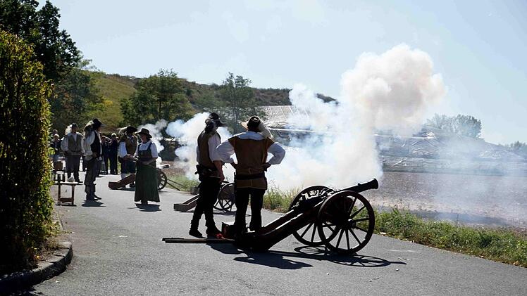 Die Bollerschützen aus Höchstadt kündeten mit lautem Knall den Start des Tages der Vereine an.  Fotos: Richard Sänger