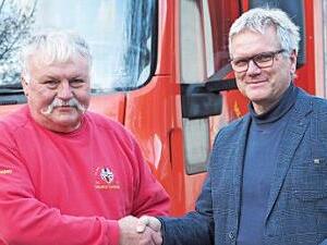 Fritz Hebendanz (l.), Chef der Brauerei Hebendanz, und Lebenshilfe-Geschäftsführer Wolfgang Badura bei der Übergabe der Spende, die der "Aktion Lisa" der Lebenshilfe zugute kommt.  Foto: Martin Rossol