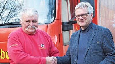 Fritz Hebendanz (l.), Chef der Brauerei Hebendanz, und Lebenshilfe-Geschäftsführer Wolfgang Badura bei der Übergabe der Spende, die der "Aktion Lisa" der Lebenshilfe zugute kommt.  Foto: Martin Rossol