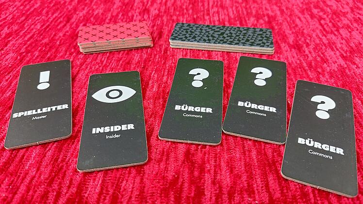 Spiele-Test "Insider Black": Originelle Party-Wortfindespiel von Oink Games