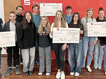 Die Gewinnerteams bei der Siegerehrung des &bdquo;Planspiels B&ouml;rse&ldquo;: 1. &bdquo;Team SCFM&ldquo; (Mitte vorne), 2. Team &bdquo;Wiener Schnitzel&ldquo; mit Lehrkraft (Mitte hinten), 3. Team Daxulus (r.) sowie das Team &bdquo;B&ouml;rse25&ldquo; (l.), das den Nachhaltigkeitspreis gewann, mit der ...