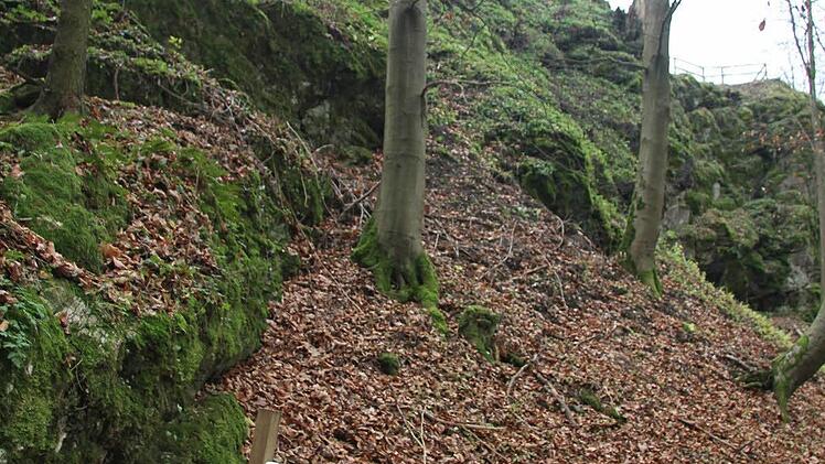 Ebenfalls gesperrt ist die Grotte unter der Ruine.