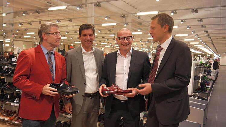 Ein roter Schuh musste es für Landrat Michael Busch schon sein, als er gemeinsam mit Frank Schuffelen, Thomas Mücke und Marco Steiner (von links) einen Rundgang durch den neu eröffneten "Schuh Mücke" in Rödental machte. Fotos: Berthold Köhler