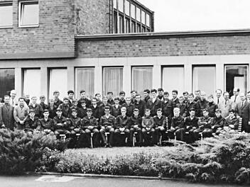 Am 1. September 1966 starteten 44 junge Männer ihre Ausbildung bei Bosch - auf unserem Foto zusammen mit ihren Ausbildern. Foto: privat
