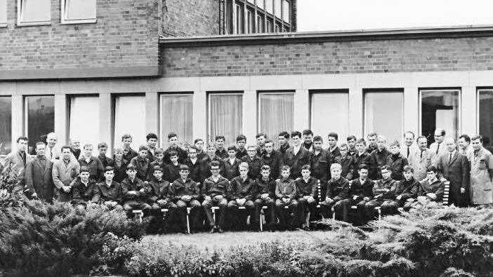 Am 1. September 1966 starteten 44 junge Männer ihre Ausbildung bei Bosch - auf unserem Foto zusammen mit ihren Ausbildern. Foto: privat