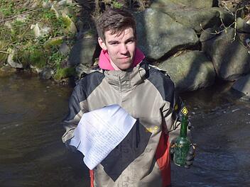 David Hein bringt die gefundene Flaschenpost ans Ufer. Foto: Daniela Pondelicek