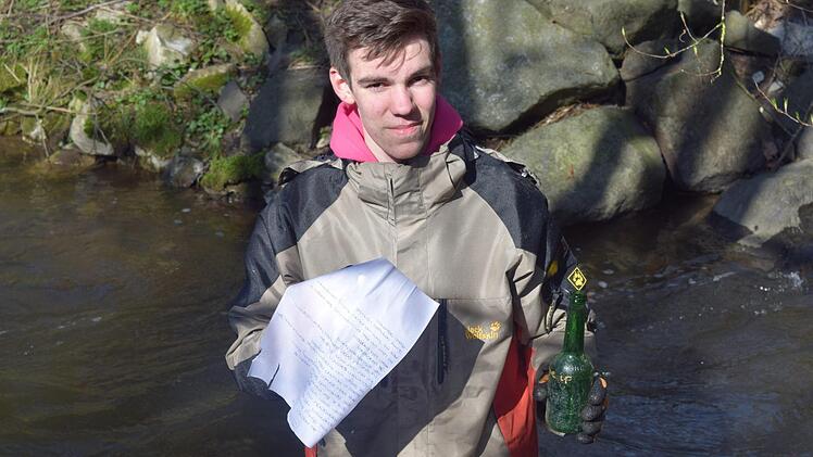 David Hein bringt die gefundene Flaschenpost ans Ufer. Foto: Daniela Pondelicek