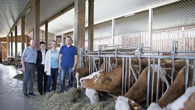Horst und Claudia Hartmann (von rechts) stellten ihre Rinderhaltung und ihre Pl&auml;ne B&uuml;rgermeisterin Birgit Erb und Landrat Thomas Habermann im Stall vor. Foto: Carmen Schumacher