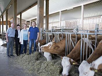 Horst und Claudia Hartmann (von rechts) stellten ihre Rinderhaltung und ihre Pl&auml;ne B&uuml;rgermeisterin Birgit Erb und Landrat Thomas Habermann im Stall vor. Foto: Carmen Schumacher