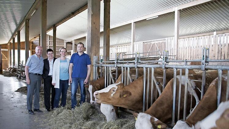 Horst und Claudia Hartmann (von rechts) stellten ihre Rinderhaltung und ihre Pl&auml;ne B&uuml;rgermeisterin Birgit Erb und Landrat Thomas Habermann im Stall vor. Foto: Carmen Schumacher