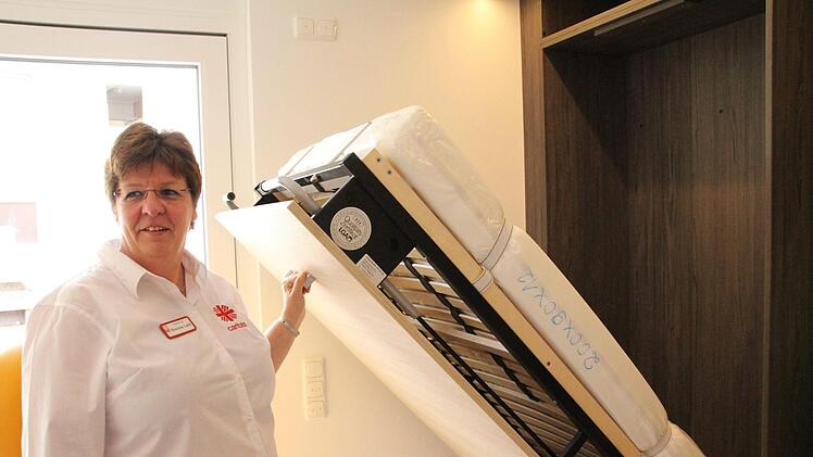Hospizleiterin Simone Lahl in einem der Gästezimmer. In jedem gibt es ein Klappbett für Angehörige. Foto: Simone Bastian